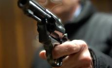 Spara alla donna che lo molestava e si suicida