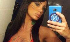 Sexy-tifose di serie A: Marika Fruscio sostiene il Napoli