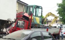 Si rompono i freni: camion si schianta contro una casa. Ferito il conducente