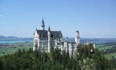 La molesta e la spinge giù dal castello di Ludwig, muore turista