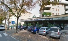 Armato di cutter rapina la Bper di via Torelli: fermato un uomo