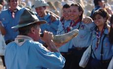 Capo scout gay si sposa. Il parroco: "Lasci l'incarico"