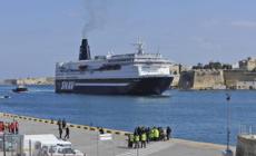 In fiamme un traghetto nel porto: a bordo 188 persone