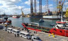 Nave dirottata a Malta dai migranti: al via gli sbarchi, il primo a scendere è un bimbo in braccio a una donna
