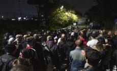 Calpestano i panini destinati ai rom per protesta