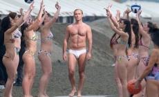 Jude Law in costume bianco fa impazzire i social Foto