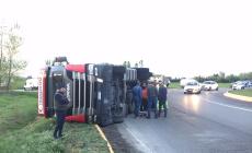 Tir si ribalta, chiusa via Moletolo