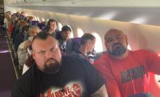 Due campioni di lotta viaggiano in economy uno accanto all'altro, la foto conquista il web