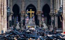Notre-Dame, la croce simbolo che spunta dall'interno divorato dal fuoco - Le foto. Ansia a Carpi per il dipinto simbolo della città