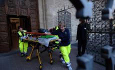 Cade un capitello della basilica di Santa Croce: turista ucciso