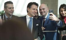 La hostess  non riconosce Conte e gli intima di non toccare una lampada