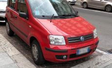 Vandali in via Verdi: lanciato un blocco di cemento su un'auto in sosta