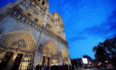 Notre-Dame devastata dalle fiamme: crollati il tetto e una guglia (Video)  ma "la struttura è salva"- Video: le fiamme, una colonna di fumo si alza dal centro di Parigi
