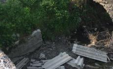 Val d'Enza: il canale diventa una discarica di materiali edili (eternit compreso) - Foto