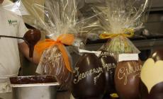 Apre in anticipo l'uovo di Pasqua,  il padre  rompe il naso alla figlia di 20 anni