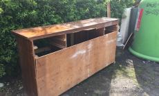 Mobilio abbandonato in via Sante Conti 