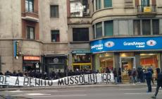 25 Aprile? Striscione pro Mussolini: identificati 22 ultras laziali e interisti (ecco il video),  fiori sulla tomba del boia nazista