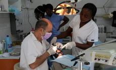 Il dentista che cura i piccoli orfani in Congo