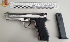 Dall'auto minacciano con la pistola un 23enne: cinque inseguiti e denunciati 