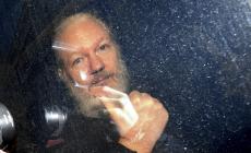 Wikileaks, Julian Assange arrestato a Londra nell'ambasciata dell'Ecuador