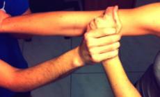 Calci e pugni al cognato che urla contro sua sorella: 28enne denunciato