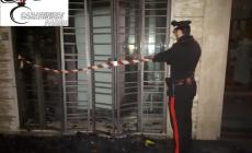Incendio in un negozio, paura nella notte in via Garibaldi