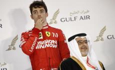 Hamilton trionfa in Bahrain. Beffa Ferrari: Leclerc domina, poi il motore cede. Solo terzo