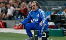 Il fairplay di Bielsa: ordina al Leeds di far segnare l'Aston Villa. E rischia la Premier