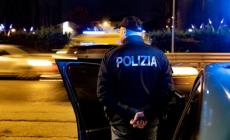 Senza patente e con la coca in tasca scappa all'alt, inseguimento con schianto: ferito 18enne