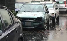 Un cimitero  di auto in via Renato Brozzi  