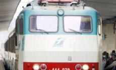 Uomo travolto dal treno partito da Parma. Ritardi e cancellazioni sulla linea