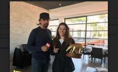 Sofia Goggia coccola il Tapiro d'oro