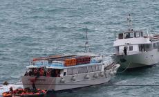 Paura a Monterosso: traghetto incagliato sugli scogli, turisti in salvo con le scialuppe