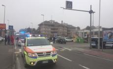 Investe una donna in via Venezia e si dilegua: caccia all'auto pirata