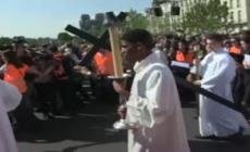Parigi, la Via Crucis a Notre Dame