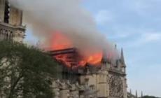 IL PUNTO: Brucia Notre-Dame, Parigi in ginocchio