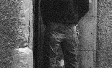 Ubriaco, fa pip&igrave; contro il muro di un condominio: denunciato