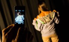 Ricattata per un video hard, si uccide: tre indagati