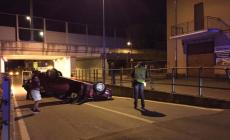 Auto ribaltata in via Venezia 