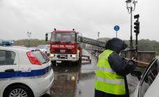 Donna e cane in difficolt&agrave; recuperati nel greto della Parma: le foto