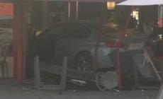 Auto contro una pizzeria: morta una ragazzina