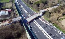 Le immagini del crollo del ponte sull'A14