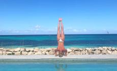 La verticale (e la vacanza) in topless di Lindsey Vonn seduce il web