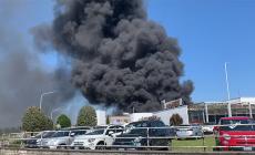 Incendio da Autozatti, la colonna di fumo si vede a chilometri di distanza