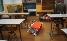 Ancora vandali a scuola: svuotano gli estintori sui pavimenti e fanno danni nelle aule