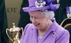 La regina Elisabetta? "Povera" di contanti