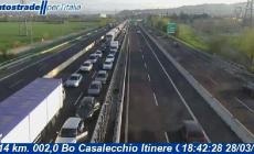 Scontro fra due camion: mattinata di disagi attorno a Bologna