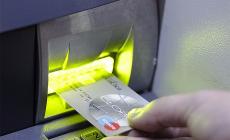 Furto del bancomat al supermercato, poi 19 prelievi per 5mila euro: anziana signora risarcita