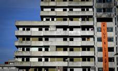 Striscione su Vela Scampia in attesa abbattimento, 'Adios'
