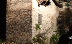 Crolla un tetto, strada per Neviano a senso unico alternato